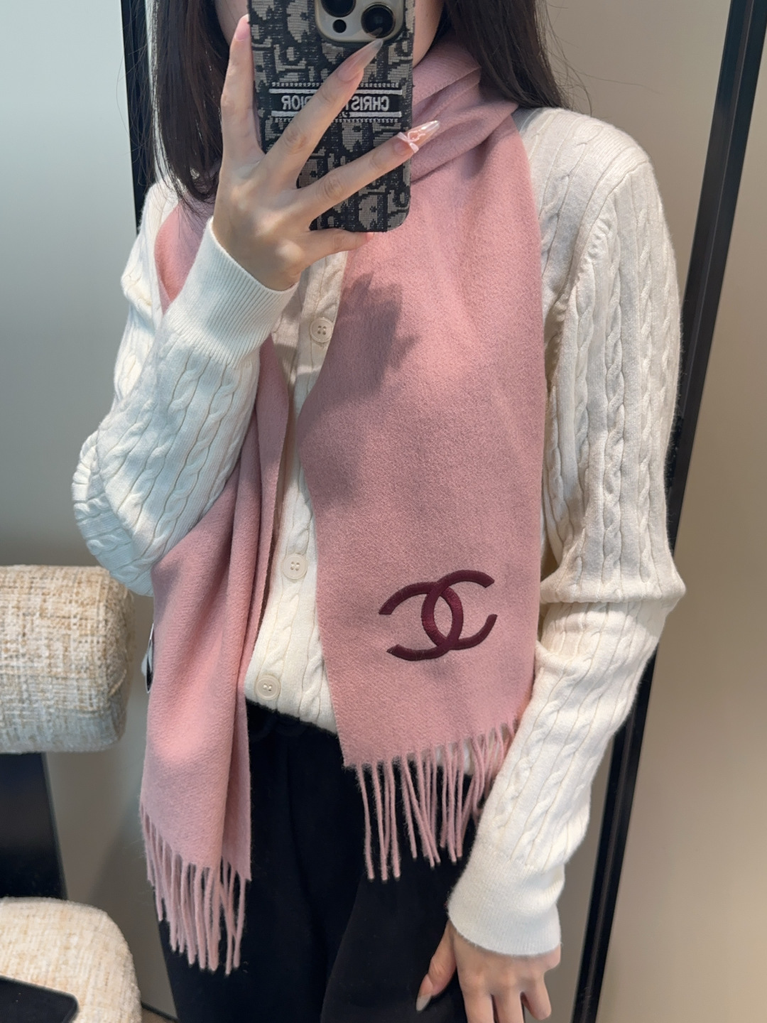 NO:642399,Chanel scarves are crazy beautiful, so stylish and charming, a very elegant and fashionable autumn and winter item!  I really like it, it’s a very classic men’s design. The men’s items are small but refined, and the feel is really amazing. The effect on the upper body is really good, no matter how you wear it, it looks good!  !  This style is really worth buying with your eyes closed, and it can be easily worn by any age group!  !  !  30*180cm high version scarf, high version scarf, chanel19860909香奈儿围巾好看的要疯掉了,太有型太有魅力了非常斯文时尚的秋冬单品！真的很喜欢,非常Classical的男款设计.男人的东西少而精手感真的绝了上身效果真的随便怎么围都好看！！这种款式真的闭着眼买,任何年龄层都轻松驾驭！！！30*180cm高版本围巾,高版本围巾,chanel,scarf