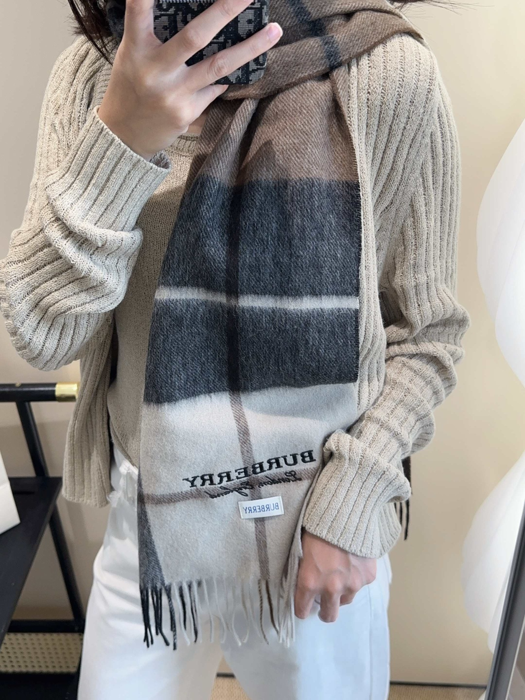 NO:642377,Burberry · Burberry scarf is so beautiful that it’s so stylish and charming. It’s a very elegant and fashionable autumn and winter item!  I really like it, it’s a very classic men’s design. The men’s items are small but refined, and the feel is really amazing. The effect on the upper body is really good, no matter how you wear it, it looks good!  !  This style is really worth buying with your eyes closed, and it can be easily worn by any age group!  !  !  30*180cm high version scarf, high version scarf, burberry, burberry19860909Burberry · 巴宝莉围巾好看的要疯掉了,太有型太有魅力了非常斯文时尚的秋冬单品！真的很喜欢,非常Classical的男款设计.男人的东西少而精手感真的绝了上身效果真的随便怎么围都好看！！这种款式真的闭着眼买,任何年龄层都轻松驾驭！！！30*180cm高版本围巾,高版本围巾,burberry,burberry,scarf