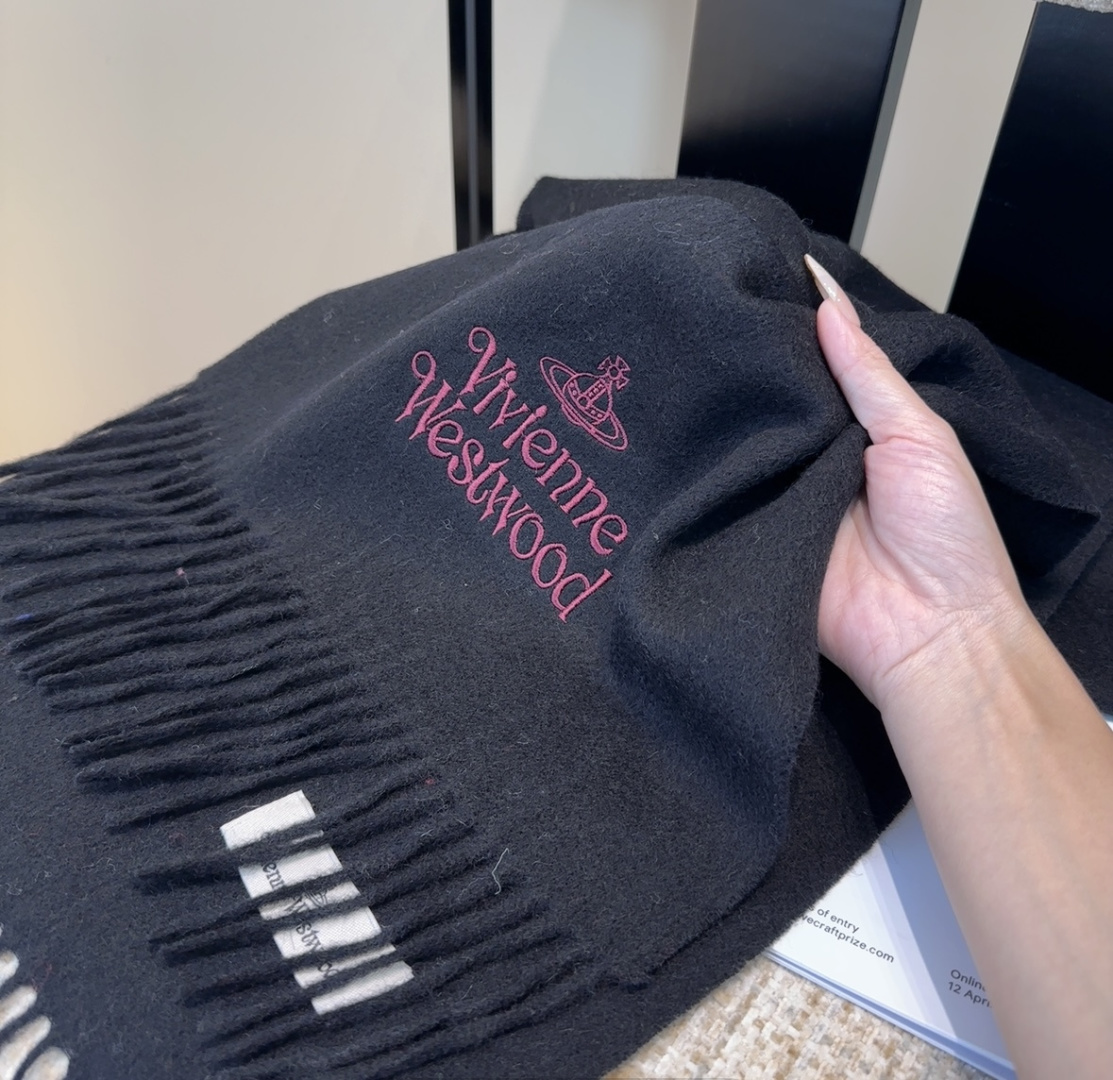 𝐕𝐢𝐯𝐢𝐞𝐧𝐧𝐞 𝐖𝐞𝐬𝐭𝐰𝐨𝐨𝐝🪐✨【薇薇安 · 西太后】极品山羊绒小围巾，送人自留都太高大上了😍重磅