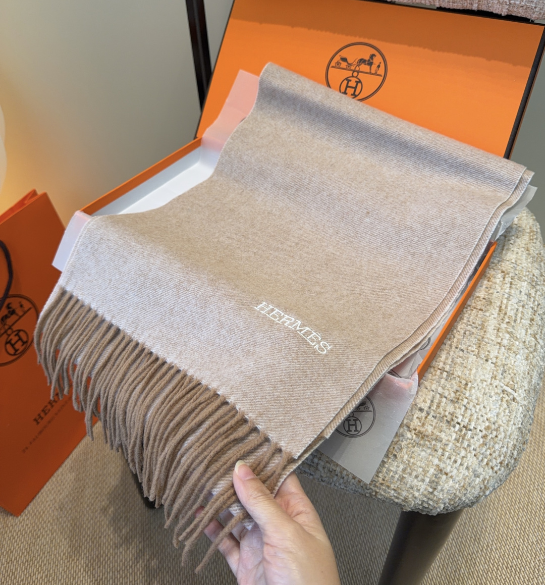 2025年Hermes · 爱马仕，难得一见的温柔配色，低调又不失优雅❗️】重点推荐❗️双边配色，一条围