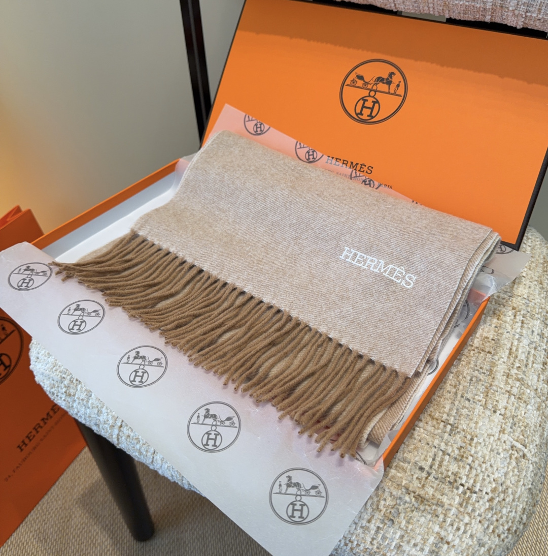 2025年Hermes · 爱马仕，难得一见的温柔配色，低调又不失优雅❗️】重点推荐❗️双边配色，一条围