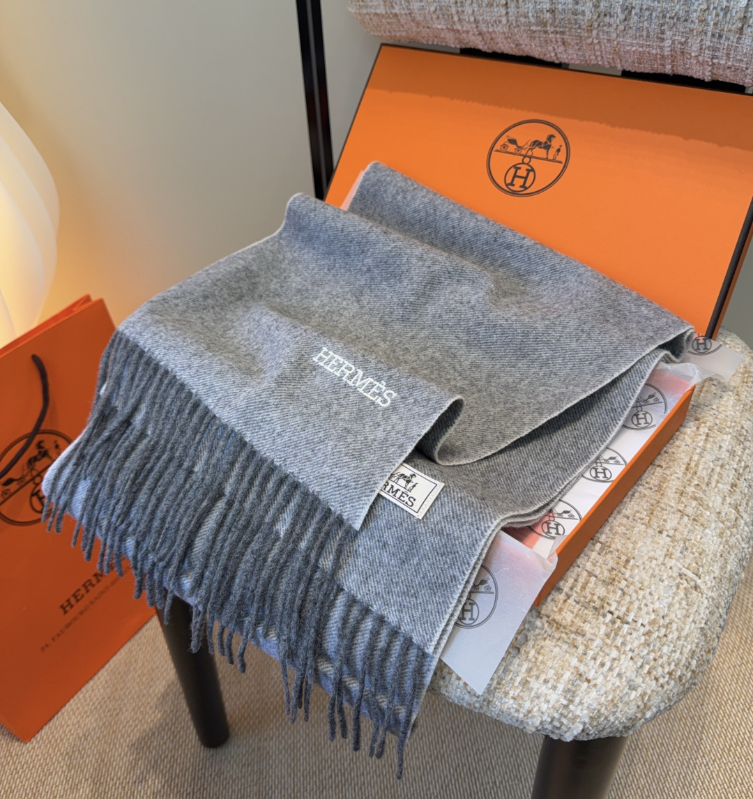 2025年Hermes · 爱马仕，难得一见的温柔配色，低调又不失优雅❗️】重点推荐❗️双边配色，一条围