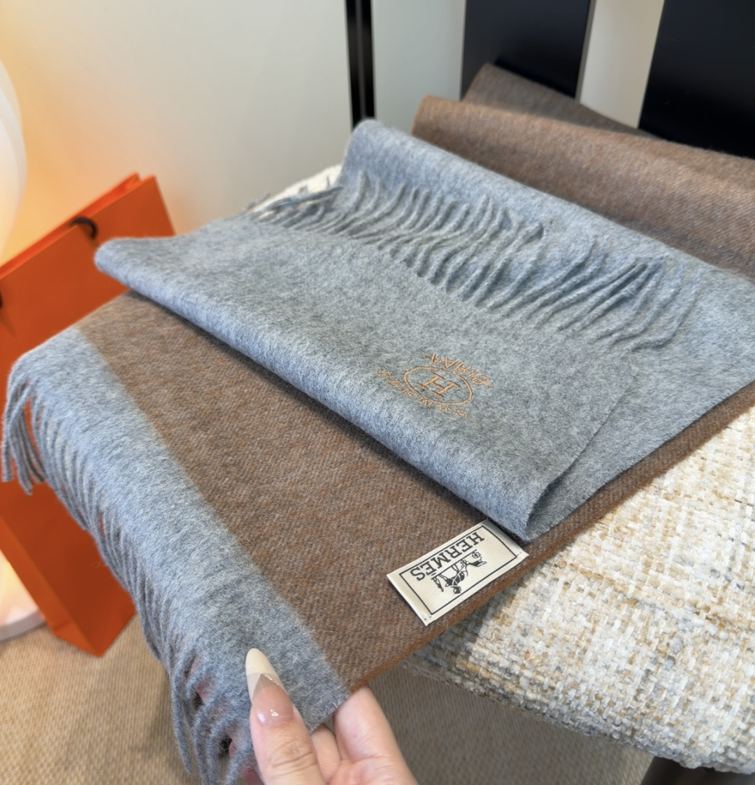 2025年Hermes · 爱马仕，难得一见的温柔配色，低调又不失优雅❗️】重点推荐❗️双边配色，一条围