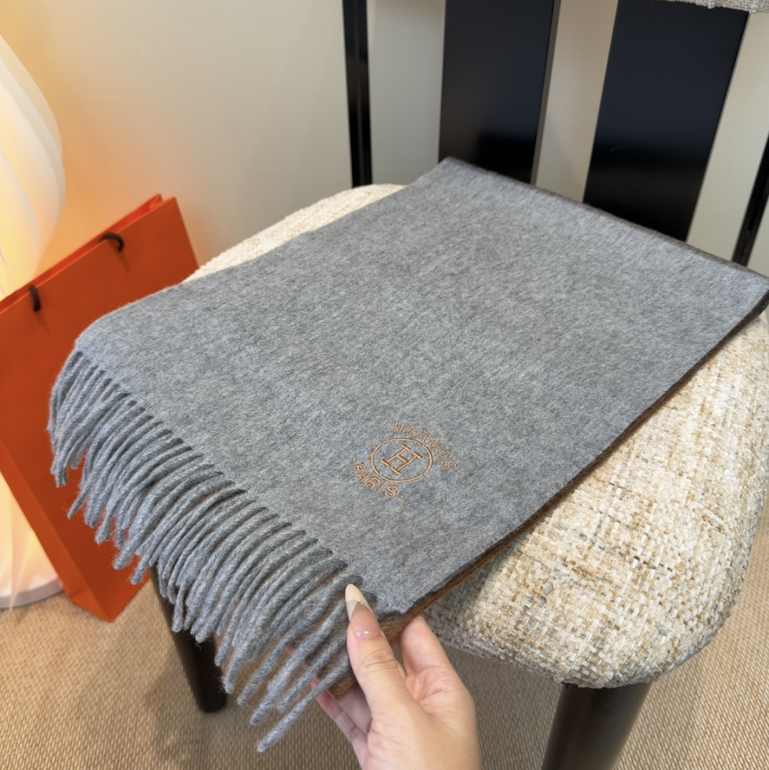 2025年Hermes · 爱马仕，难得一见的温柔配色，低调又不失优雅❗️】重点推荐❗️双边配色，一条围