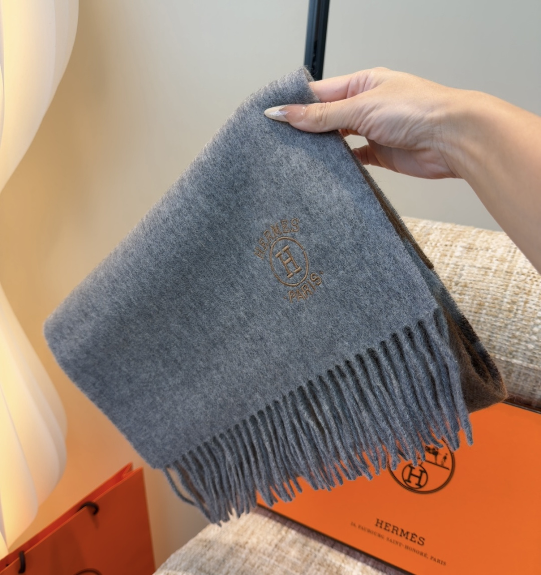 2025年Hermes · 爱马仕，难得一见的温柔配色，低调又不失优雅❗️】重点推荐❗️双边配色，一条围