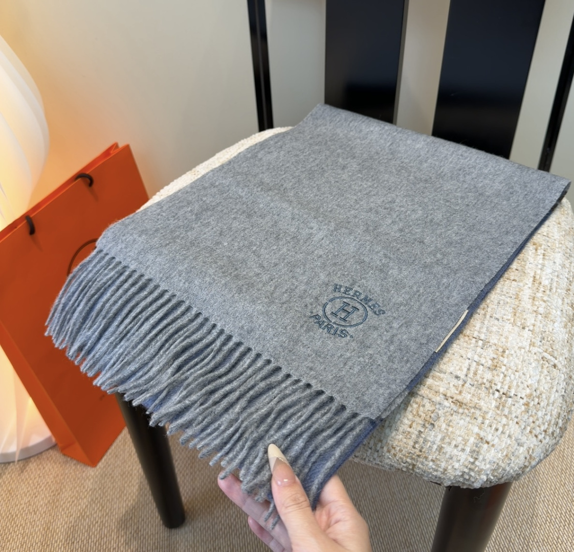 2025年Hermes · 爱马仕，难得一见的温柔配色，低调又不失优雅❗️】重点推荐❗️双边配色，一条围