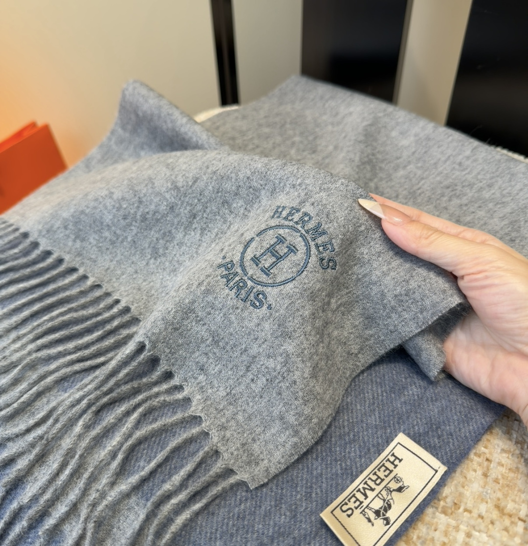 2025年Hermes · 爱马仕，难得一见的温柔配色，低调又不失优雅❗️】重点推荐❗️双边配色，一条围