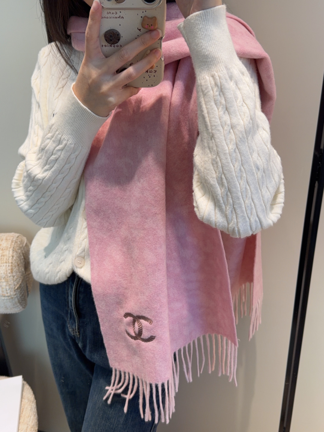 NO:642388,New!  2025 autumn and winter Chanel men's and women's same style, synchronized, high-end cashmere knitted scarves!  It can be formal or casual, and it is a very Classic design. This weaving method is relatively difficult and requires a lot of yarn, so the craftsmanship is very difficult!  !  !  This kind of scarf is definitely a timeless aesthetic item!  It will look good in any size, the style is really unique!  !  It’s so practical and versatile, there’s actually no superfluous design, and it looks good no matter how you wear it!  It has a drapey feel, is warm and very slimming!  Suitable for formal wear or casual wear. It can be folded in half to hang or circle. It has a warm style. Size 30*180. Weight 175g. Material: fine wool. High version scarf, high version scarf, chanel.19860909上新！2025秋冬香奈儿男女同款,同步,高端羊绒针织围巾！ 可正式,可随意,非常Classical的设计.这款织法比较难,又很费纱线,工艺难度非常大！！！这样的围巾,绝对是一条审美不过时的单品！随便围都会好看,版型真是一绝！！太实用百搭了,其实没有多余的设计,怎么围都好看！有垂坠感,温暖且非常显瘦！搭配正装或者搭配休闲装都很合适~对折挂围或者绕圈围都完全可以,有温度的风度 尺寸30*180 克重175g 材质细羊毛 高版本围巾,高版本围巾,chanel,scarf