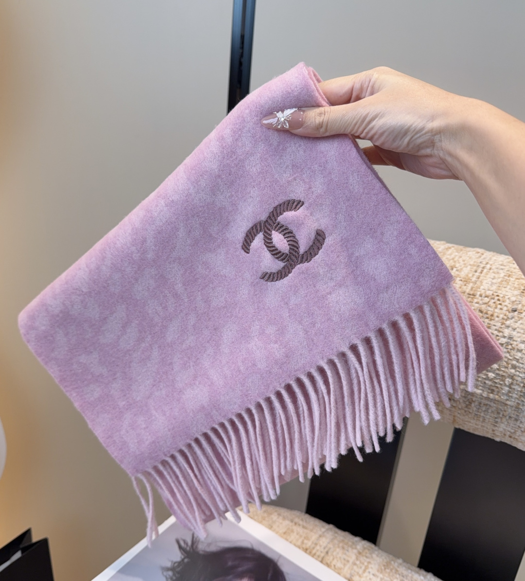 上新！2025秋冬香奈儿男女同款，同步，高端羊绒针织围巾！ 可正式，可随意，非常Classical的设计