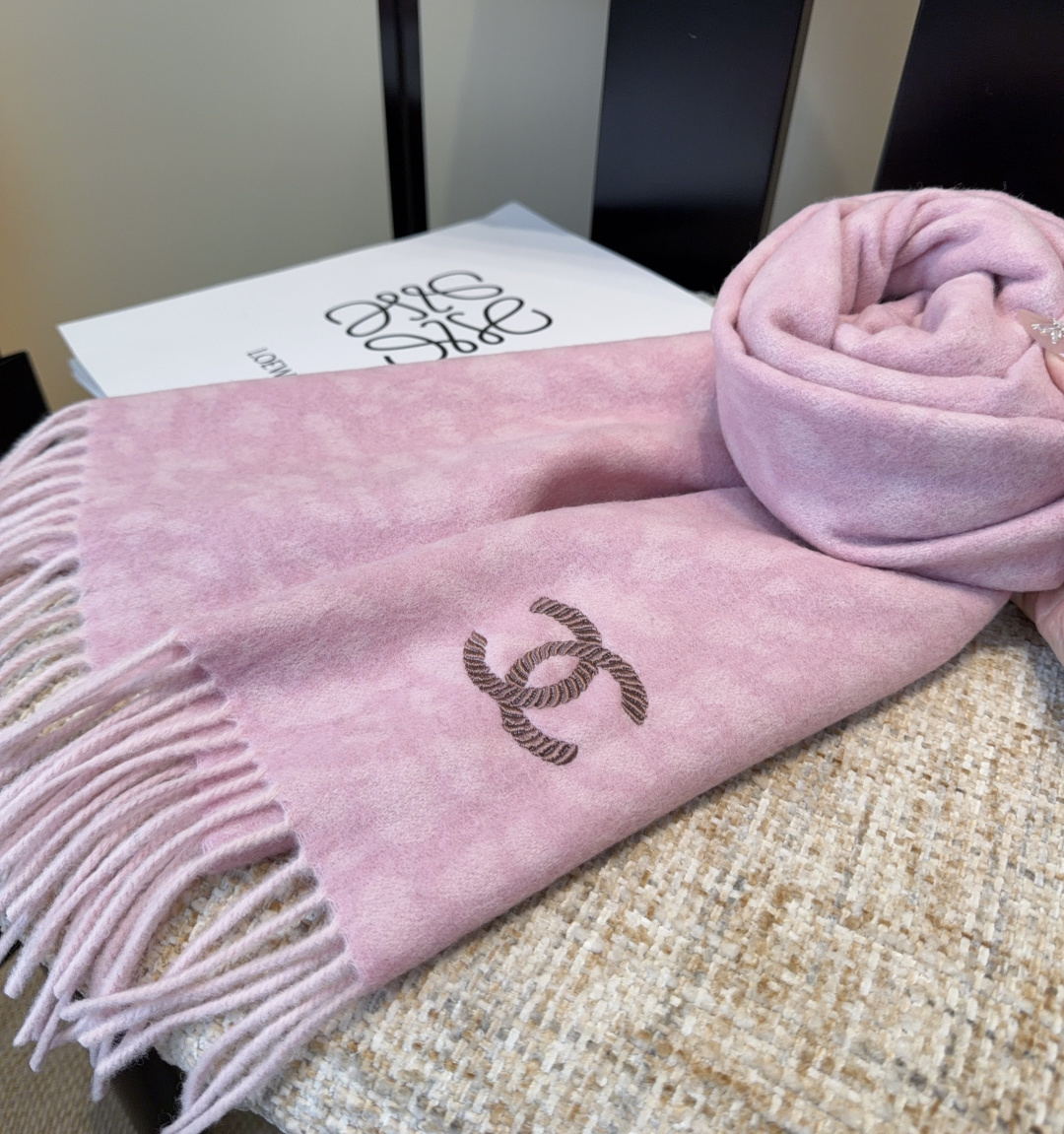 上新！2025秋冬香奈儿男女同款，同步，高端羊绒针织围巾！ 可正式，可随意，非常Classical的设计