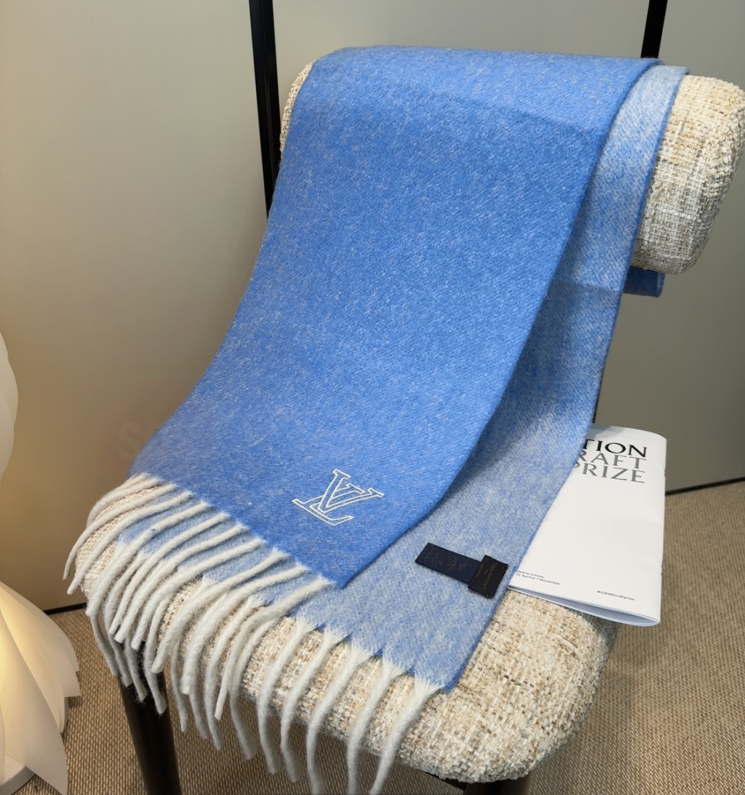 Lv超美新款马海毛围巾！超级推荐入手！】质感好货！主打的马海毛围巾~据说超难买哦！！打了好多次版！终于出