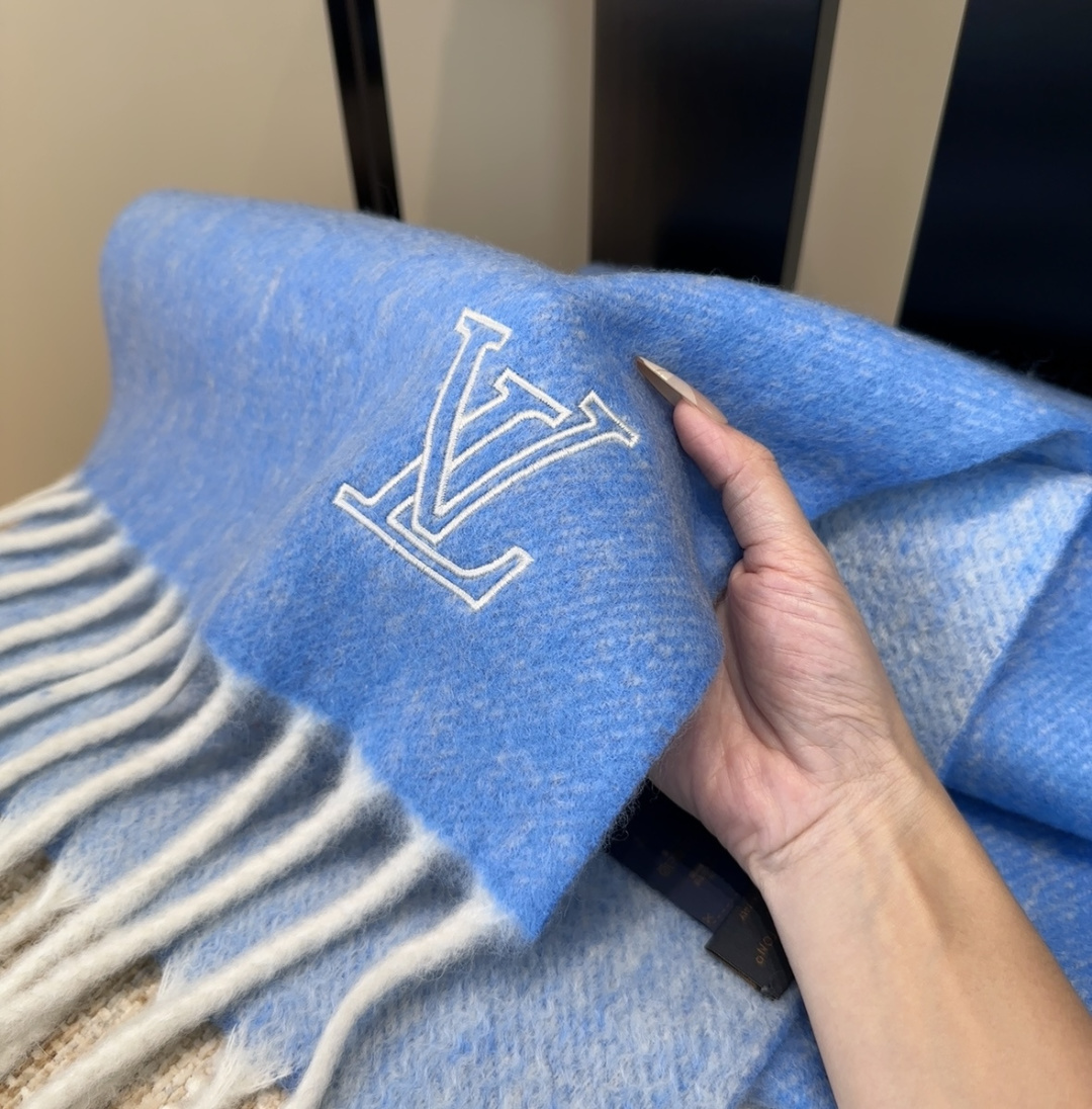 Lv超美新款马海毛围巾！超级推荐入手！】质感好货！主打的马海毛围巾~据说超难买哦！！打了好多次版！终于出