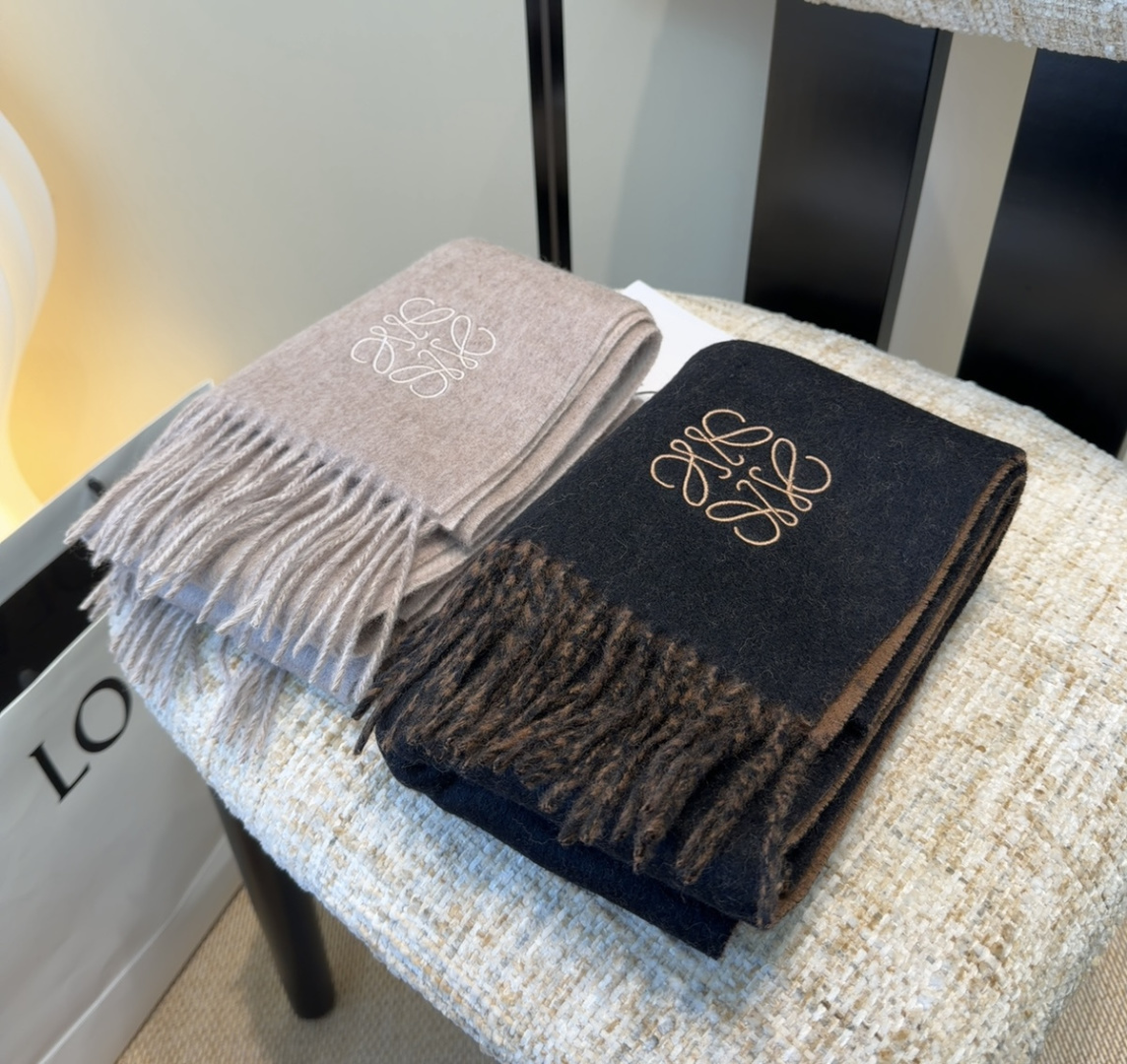 罗意威情侣款 美到要尖叫😱最新款🎊英伦欧美范儿 又是一款即时尚又实用的大围巾&长巾，🎆撞色的颜色搭配很协