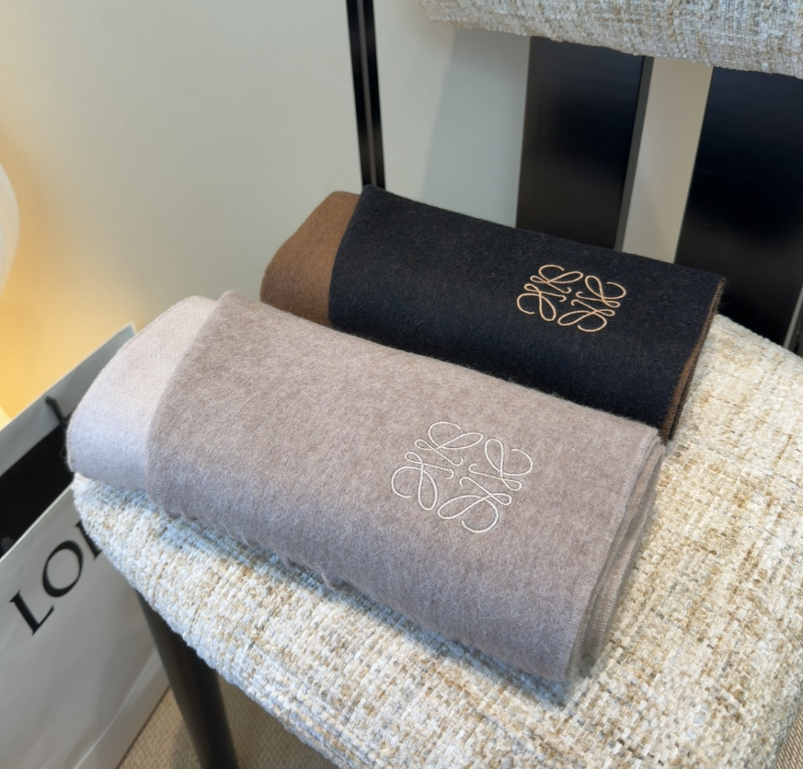 罗意威情侣款 美到要尖叫😱最新款🎊英伦欧美范儿 又是一款即时尚又实用的大围巾&长巾，🎆撞色的颜色搭配很协