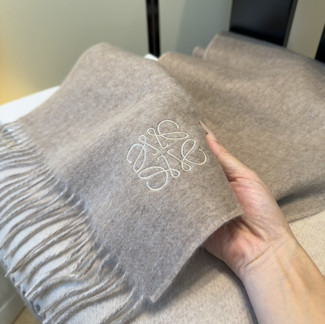 罗意威情侣款 美到要尖叫😱最新款🎊英伦欧美范儿 又是一款即时尚又实用的大围巾&长巾，🎆撞色的颜色搭配很协