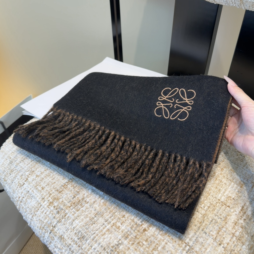 罗意威情侣款 美到要尖叫😱最新款🎊英伦欧美范儿 又是一款即时尚又实用的大围巾&长巾，🎆撞色的颜色搭配很协