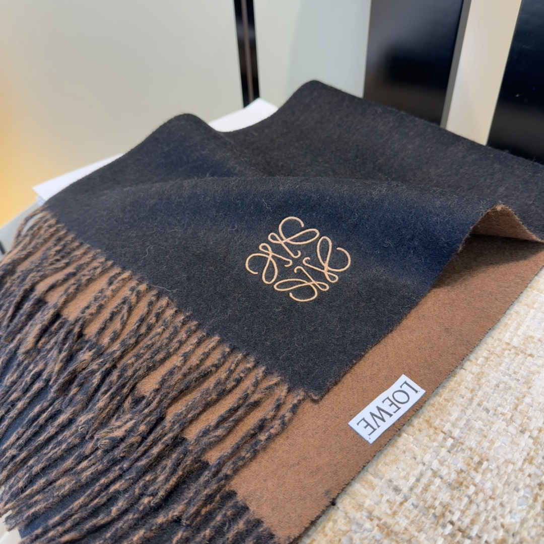 罗意威情侣款 美到要尖叫😱最新款🎊英伦欧美范儿 又是一款即时尚又实用的大围巾&长巾，🎆撞色的颜色搭配很协