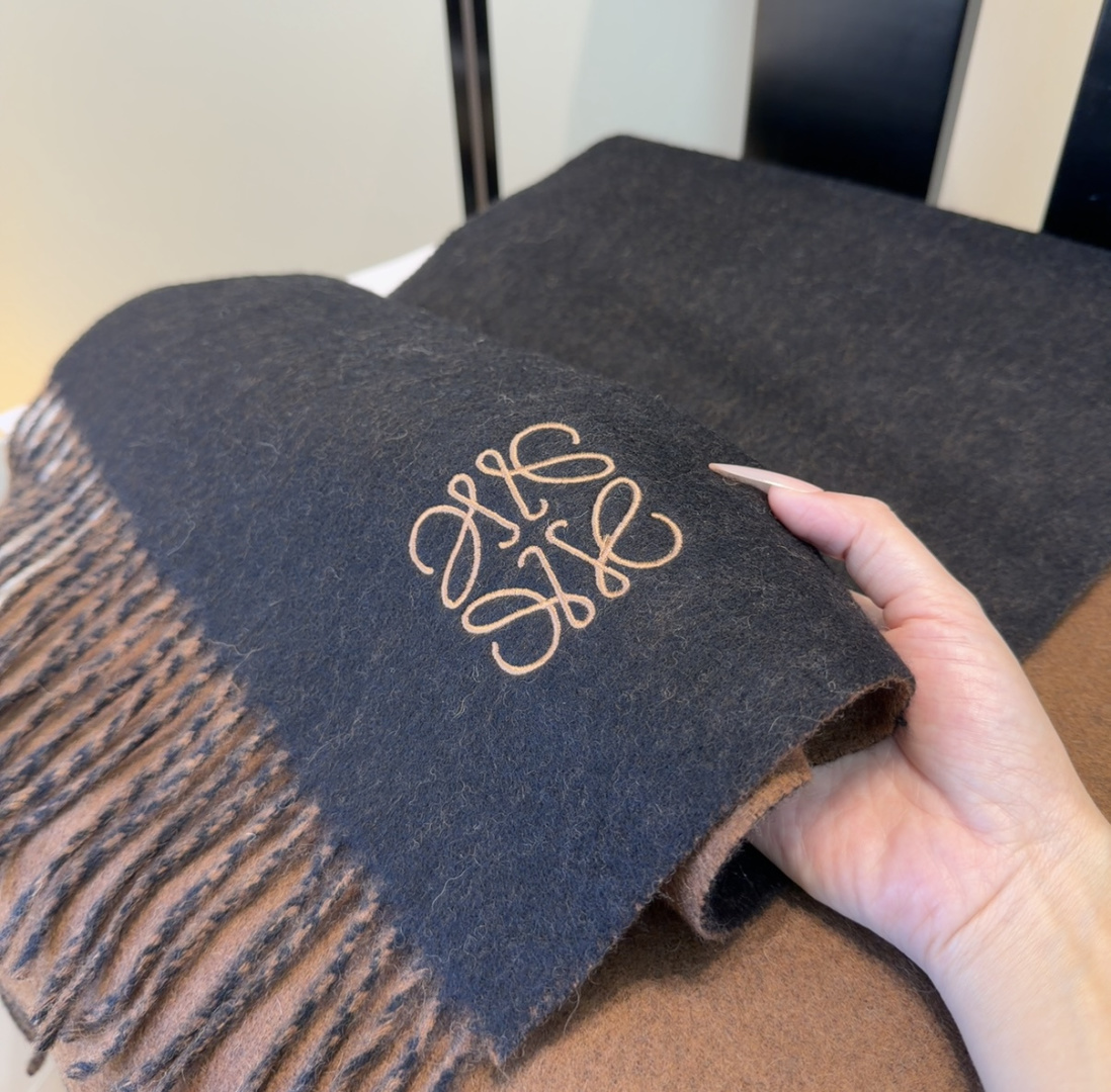 罗意威情侣款 美到要尖叫😱最新款🎊英伦欧美范儿 又是一款即时尚又实用的大围巾&长巾，🎆撞色的颜色搭配很协