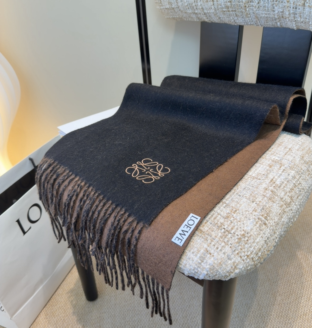 罗意威情侣款 美到要尖叫😱最新款🎊英伦欧美范儿 又是一款即时尚又实用的大围巾&长巾，🎆撞色的颜色搭配很协