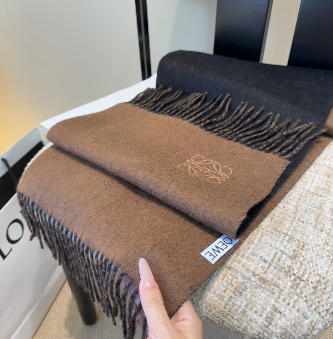 罗意威情侣款 美到要尖叫😱最新款🎊英伦欧美范儿 又是一款即时尚又实用的大围巾&长巾，🎆撞色的颜色搭配很协