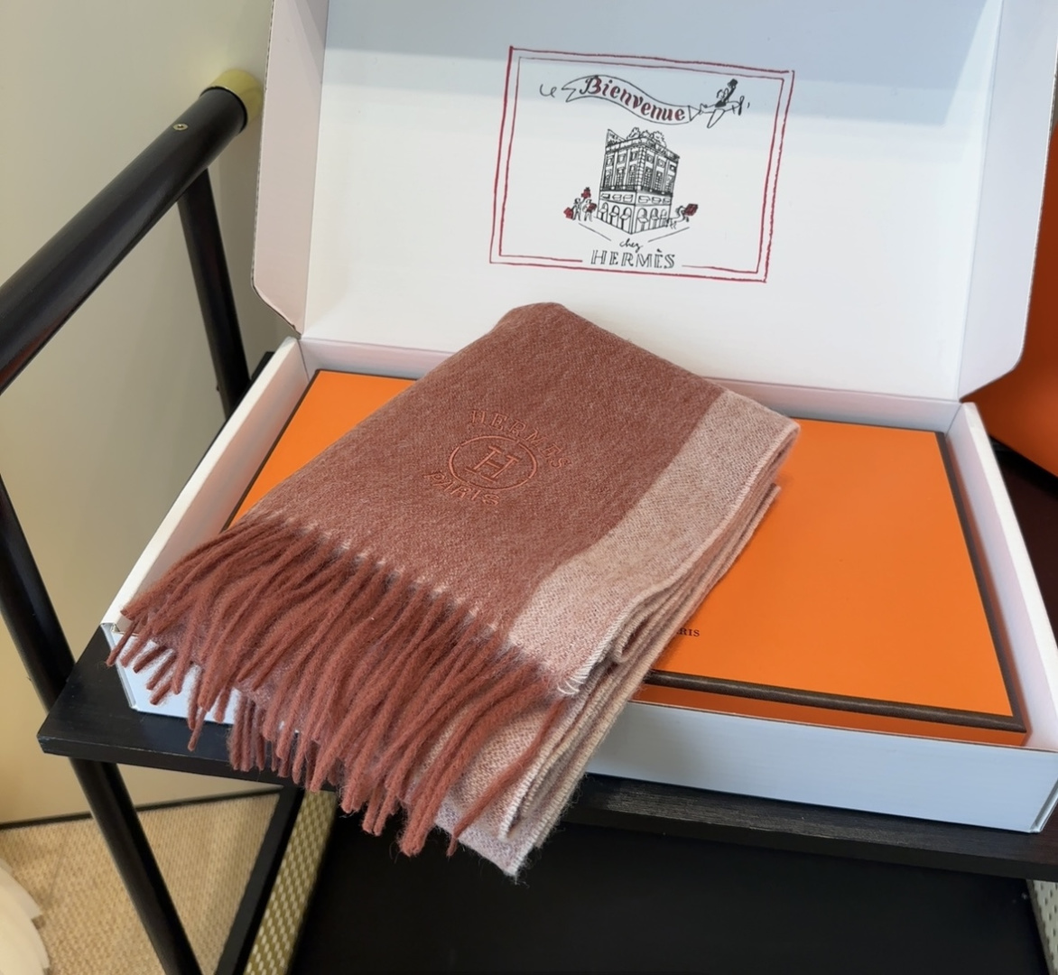 2025年Hermes · 爱马仕，难得一见的温柔配色，低调又不失优雅❗️】重点推荐❗️双边配色，一条围