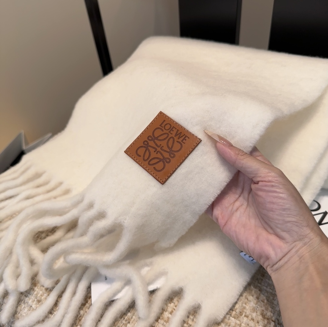 罗意威超美新款马海毛围巾！超级推荐入手！】质感好货！主打的马海毛围巾~据说超难买哦！！打了好多次版！终于