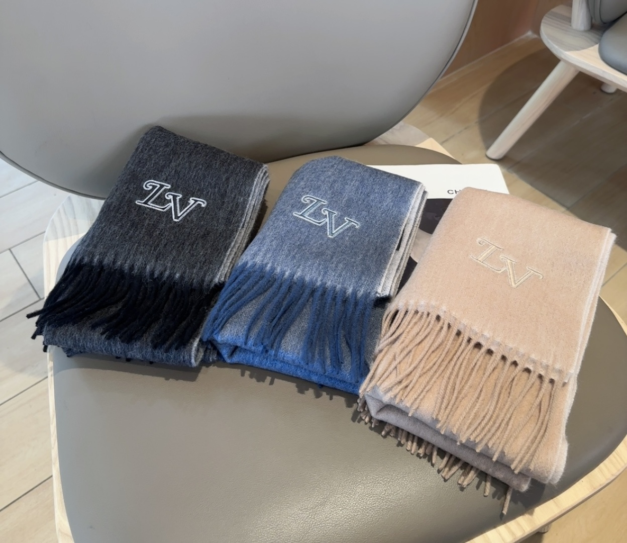 Lv围巾❗️好看的要疯掉了，太有型太有魅力了❗️❗️非常斯文时尚的秋冬单品！真的很喜欢，非常Classi