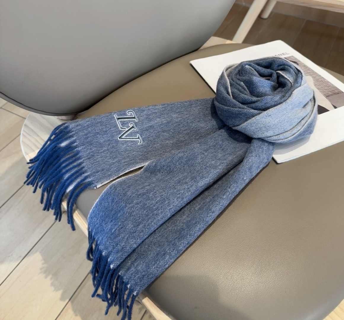 Lv围巾❗️好看的要疯掉了，太有型太有魅力了❗️❗️非常斯文时尚的秋冬单品！真的很喜欢，非常Classi