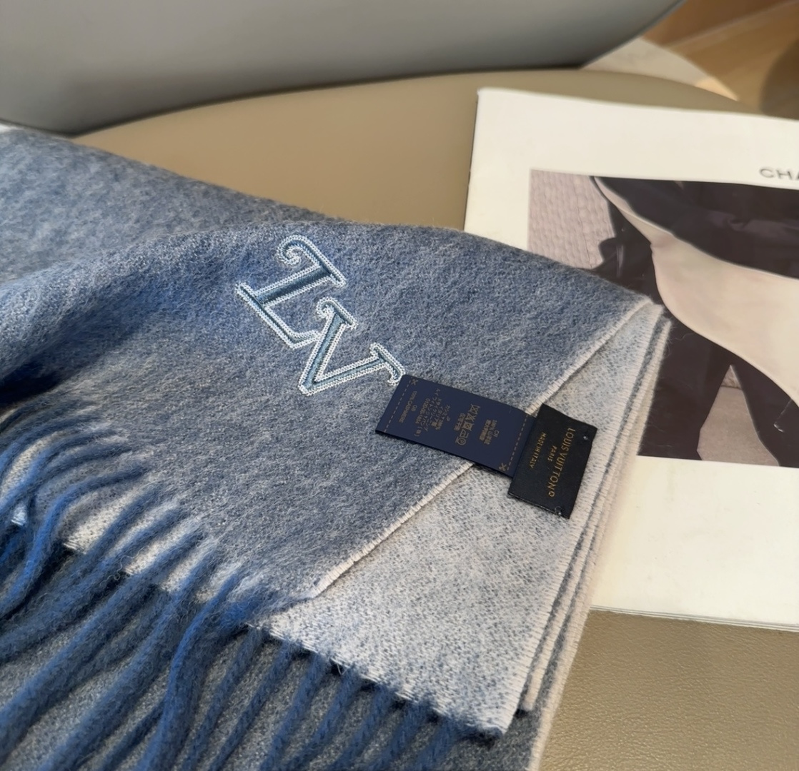 Lv围巾❗️好看的要疯掉了，太有型太有魅力了❗️❗️非常斯文时尚的秋冬单品！真的很喜欢，非常Classi