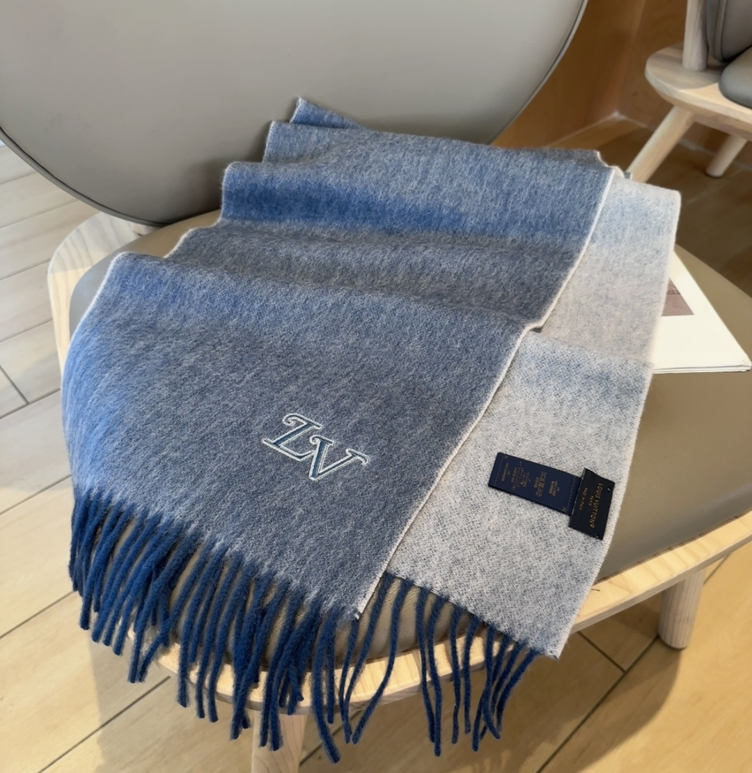 Lv围巾❗️好看的要疯掉了，太有型太有魅力了❗️❗️非常斯文时尚的秋冬单品！真的很喜欢，非常Classi