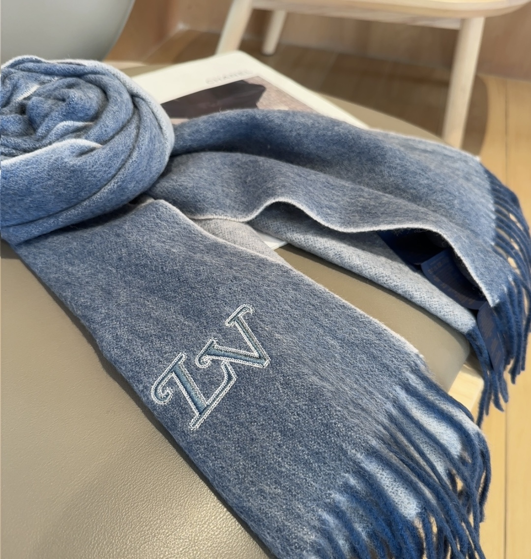 Lv围巾❗️好看的要疯掉了，太有型太有魅力了❗️❗️非常斯文时尚的秋冬单品！真的很喜欢，非常Classi