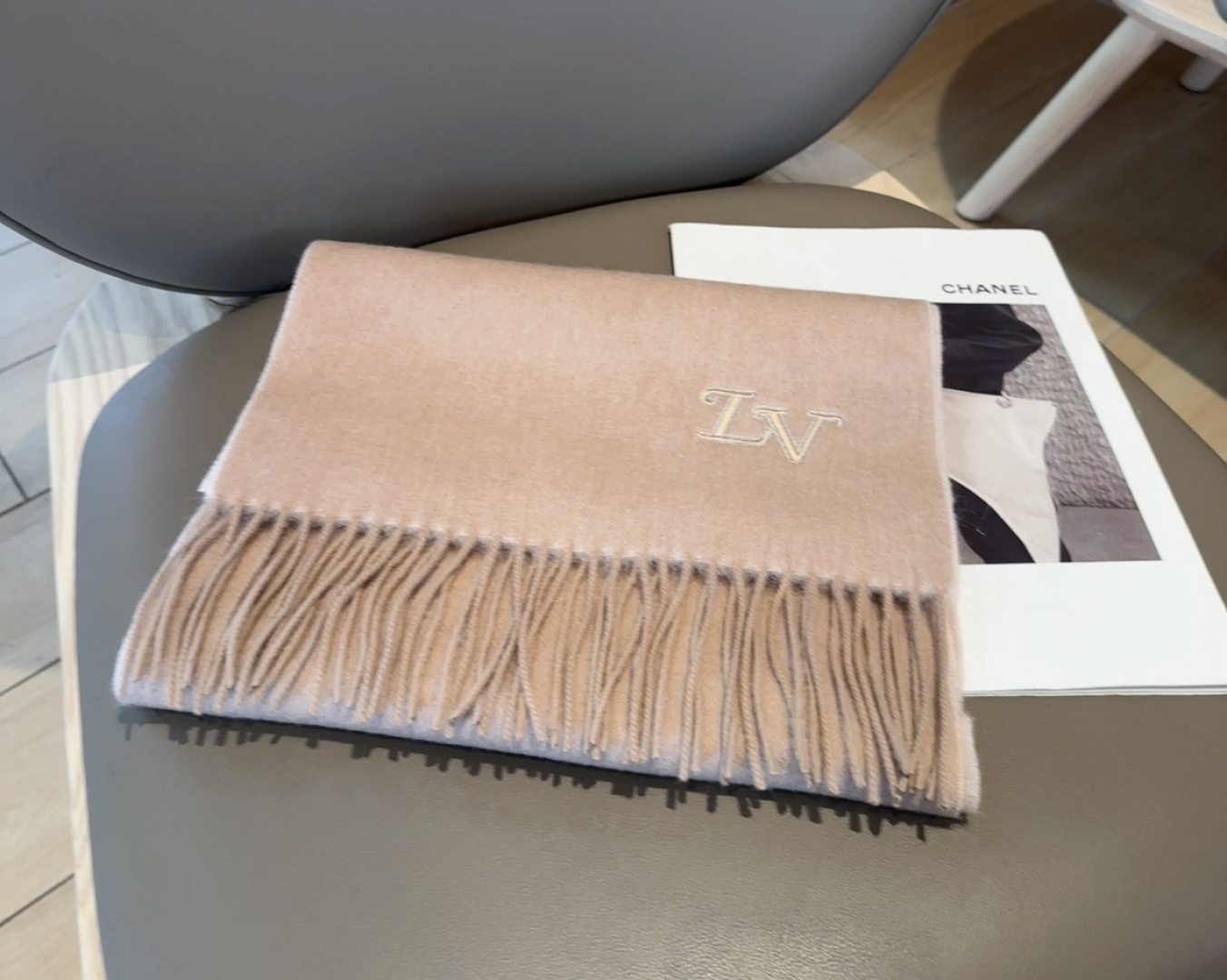 Lv围巾❗️好看的要疯掉了，太有型太有魅力了❗️❗️非常斯文时尚的秋冬单品！真的很喜欢，非常Classi