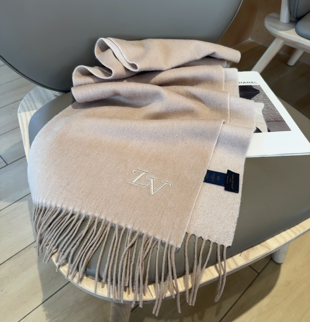 Lv围巾❗️好看的要疯掉了，太有型太有魅力了❗️❗️非常斯文时尚的秋冬单品！真的很喜欢，非常Classi