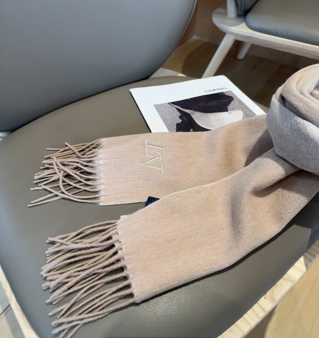 Lv围巾❗️好看的要疯掉了，太有型太有魅力了❗️❗️非常斯文时尚的秋冬单品！真的很喜欢，非常Classi