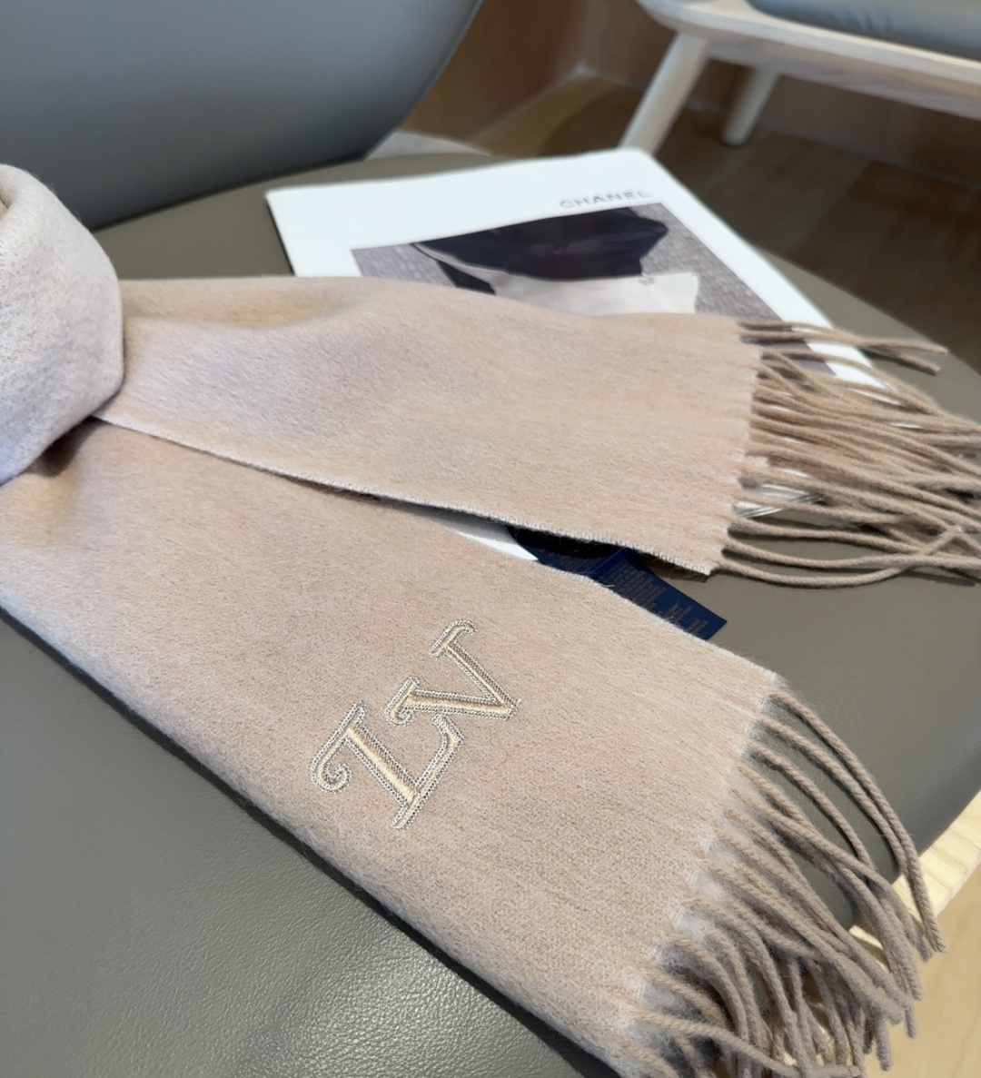 Lv围巾❗️好看的要疯掉了，太有型太有魅力了❗️❗️非常斯文时尚的秋冬单品！真的很喜欢，非常Classi