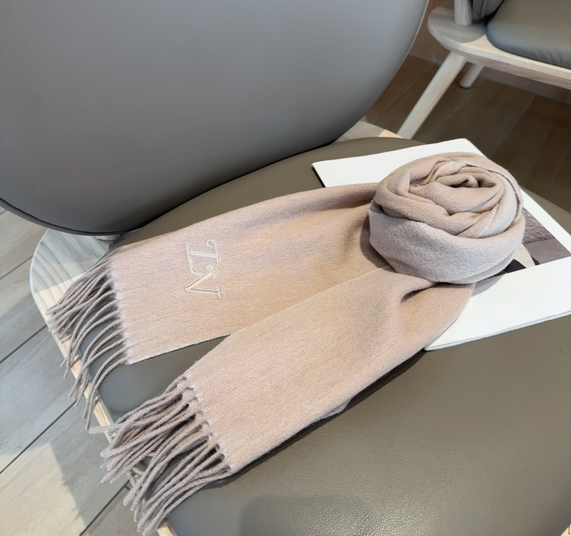 Lv围巾❗️好看的要疯掉了，太有型太有魅力了❗️❗️非常斯文时尚的秋冬单品！真的很喜欢，非常Classi