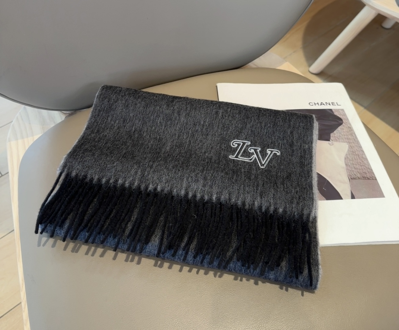 Lv围巾❗️好看的要疯掉了，太有型太有魅力了❗️❗️非常斯文时尚的秋冬单品！真的很喜欢，非常Classi