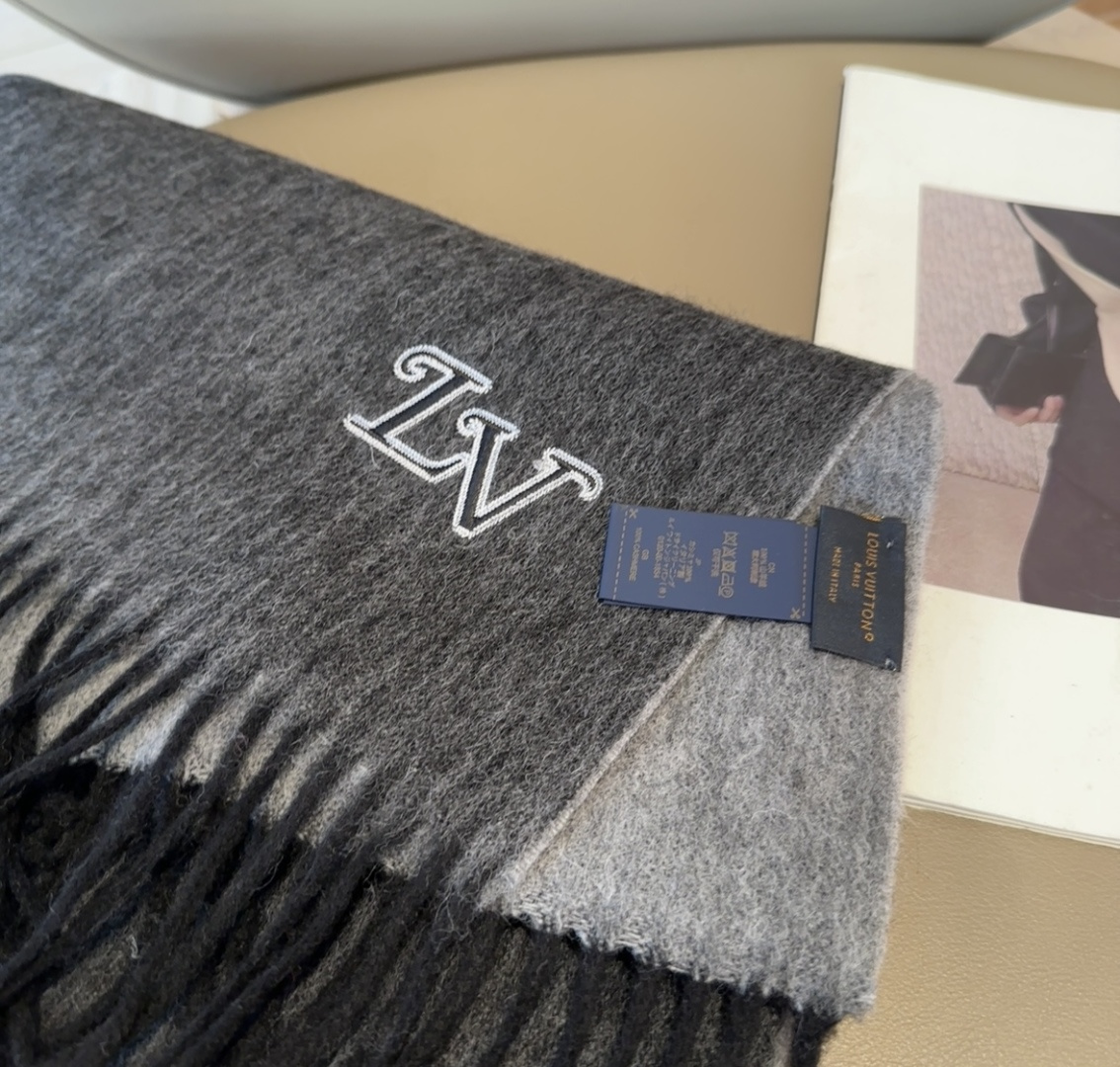 Lv围巾❗️好看的要疯掉了，太有型太有魅力了❗️❗️非常斯文时尚的秋冬单品！真的很喜欢，非常Classi