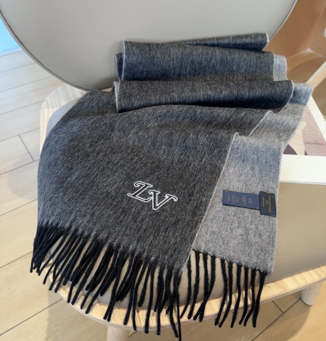 Lv围巾❗️好看的要疯掉了，太有型太有魅力了❗️❗️非常斯文时尚的秋冬单品！真的很喜欢，非常Classi