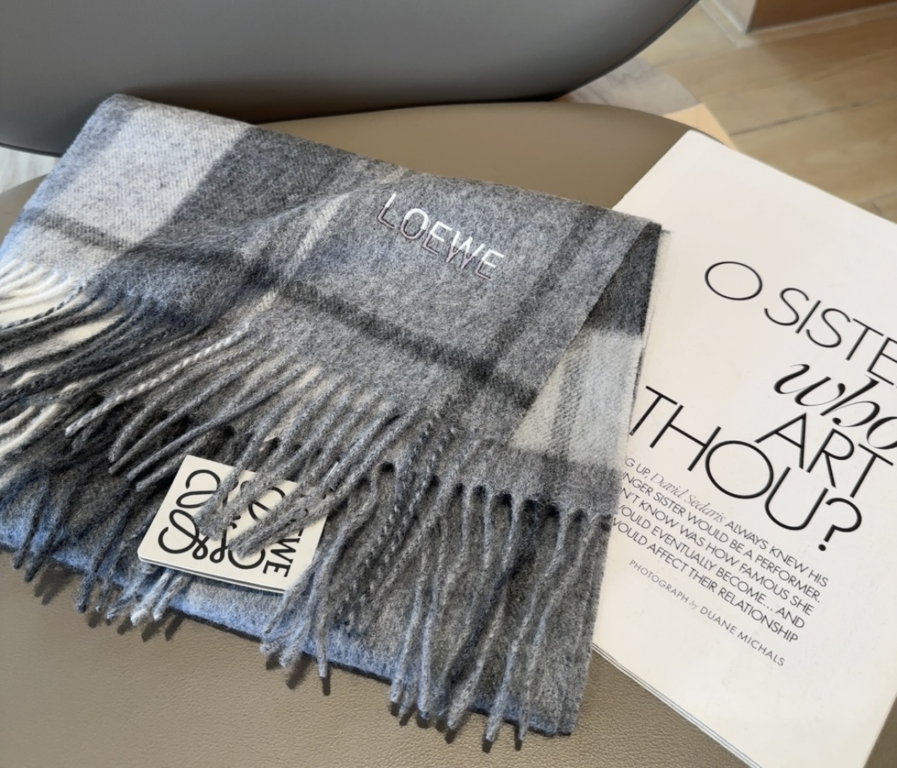 【▪Loewe · 罗意威难得一见的温柔配色，低调又不失优雅❗】重点推荐❗双面配色，一条围巾两种风格搭配