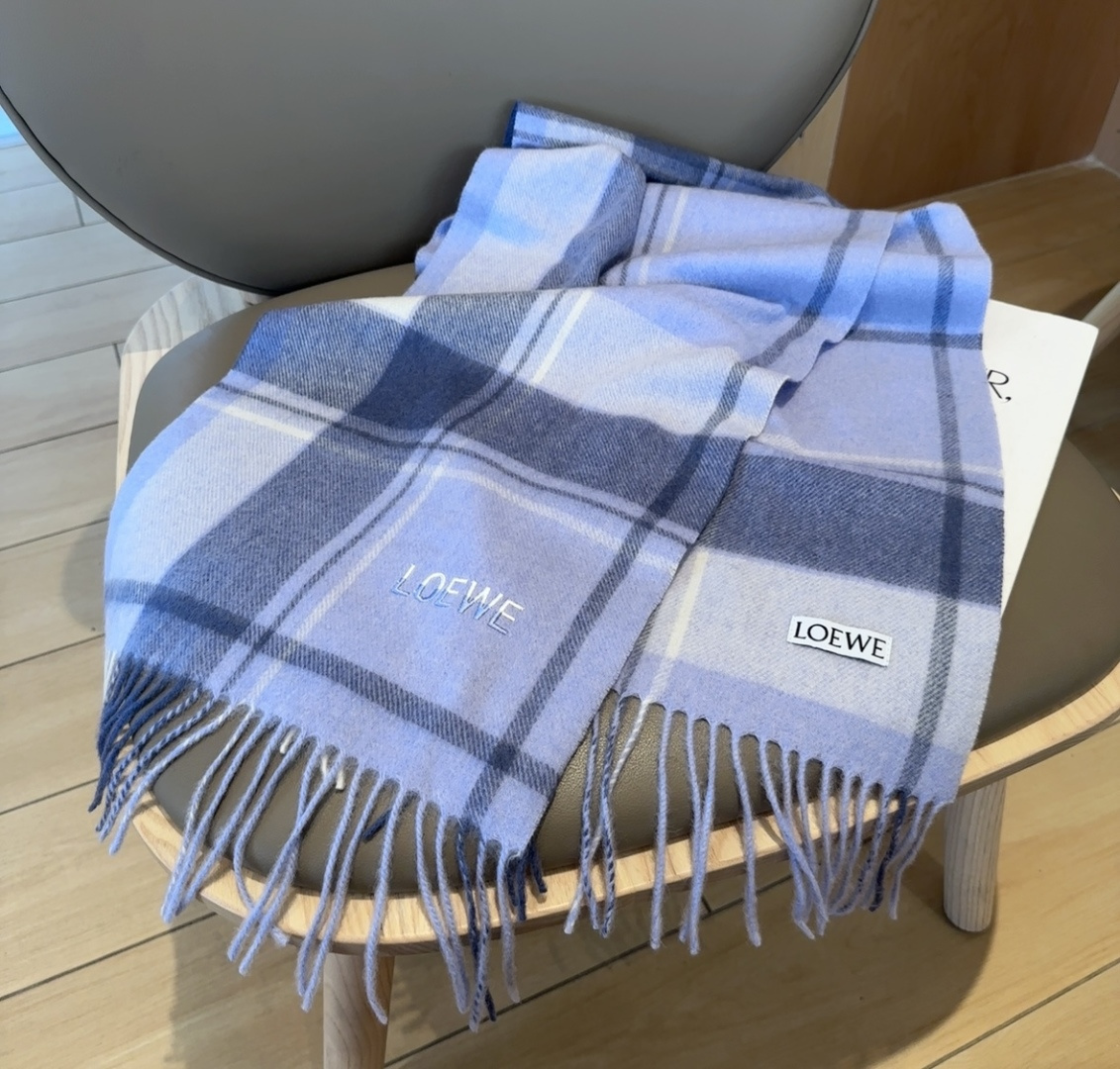 【▪Loewe · 罗意威难得一见的温柔配色，低调又不失优雅❗】重点推荐❗双面配色，一条围巾两种风格搭配