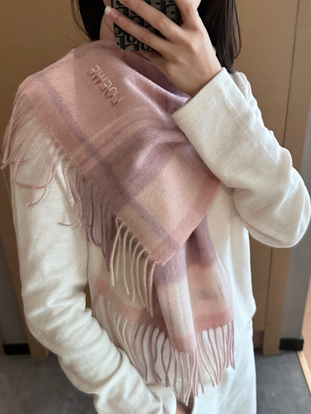 【▪Loewe · 罗意威难得一见的温柔配色，低调又不失优雅❗】重点推荐❗双面配色，一条围巾两种风格搭配