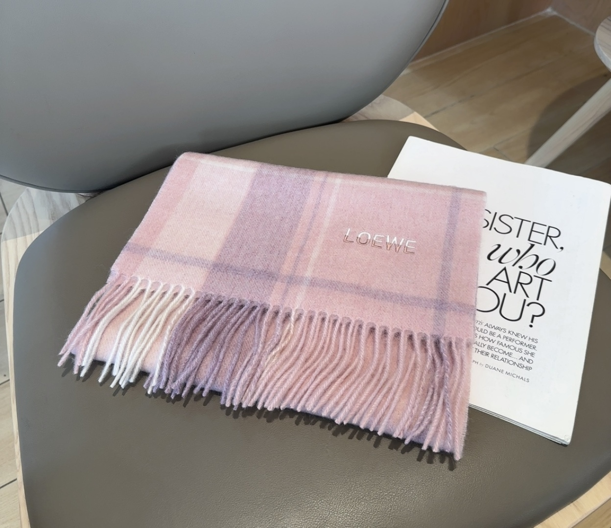 【▪Loewe · 罗意威难得一见的温柔配色，低调又不失优雅❗】重点推荐❗双面配色，一条围巾两种风格搭配