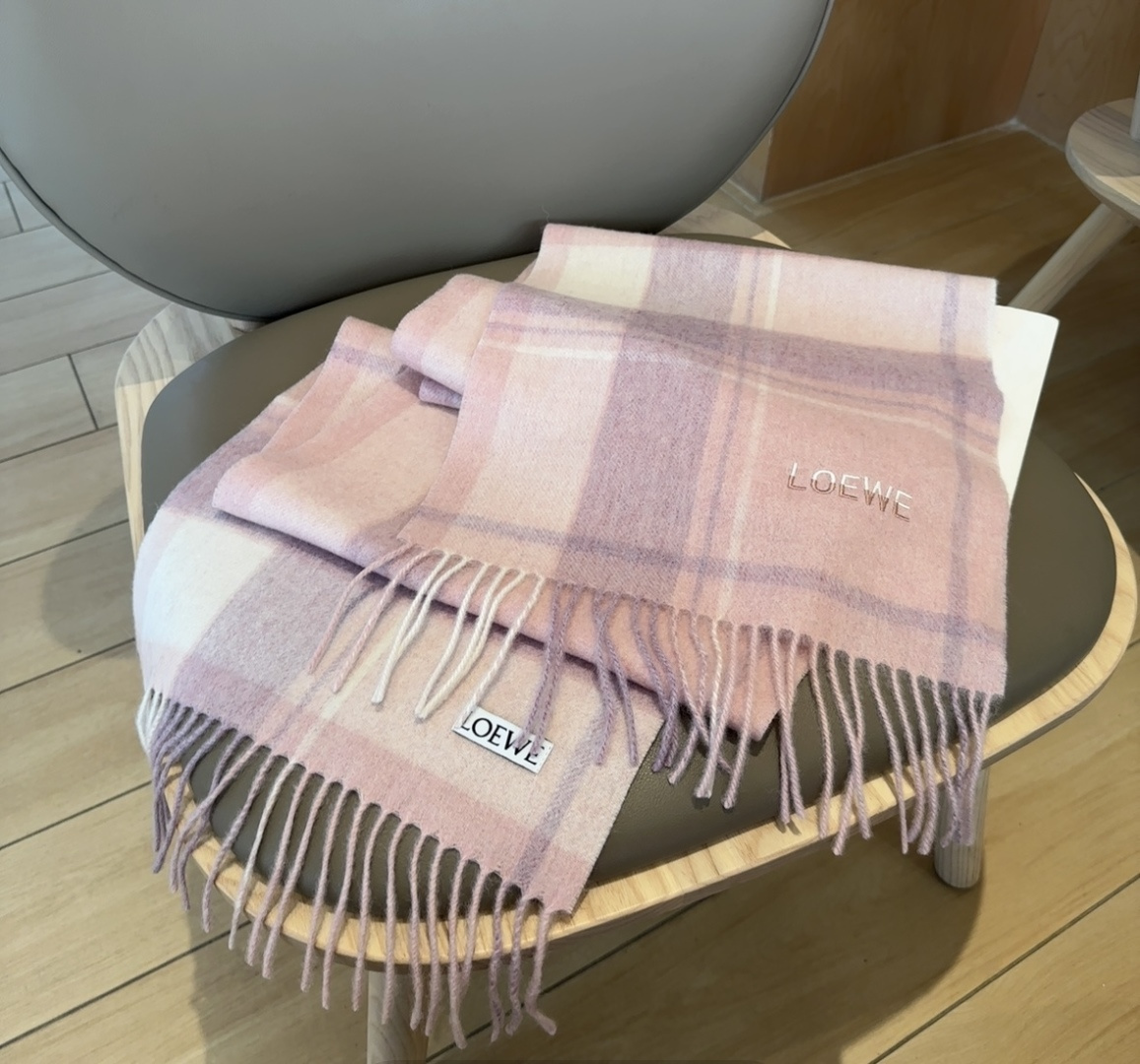 【▪Loewe · 罗意威难得一见的温柔配色，低调又不失优雅❗】重点推荐❗双面配色，一条围巾两种风格搭配