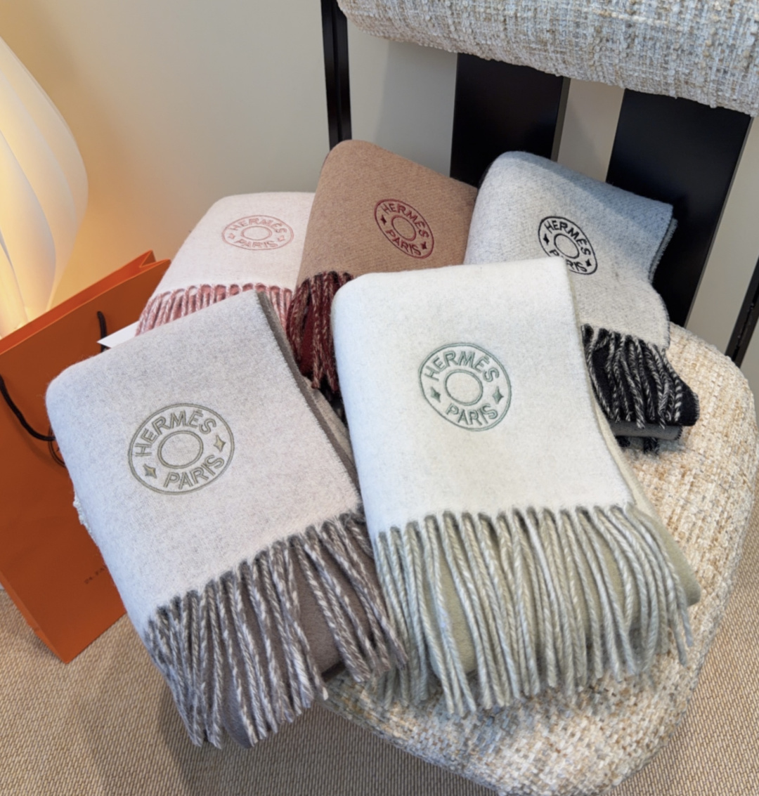 2025年Hermes · 爱马仕，难得一见的温柔配色，低调又不失优雅❗️】重点推荐❗️双边配色，一条围