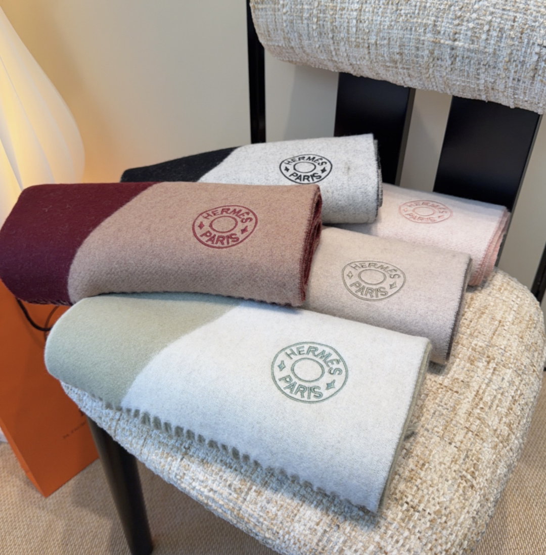 2025年Hermes · 爱马仕，难得一见的温柔配色，低调又不失优雅❗️】重点推荐❗️双边配色，一条围