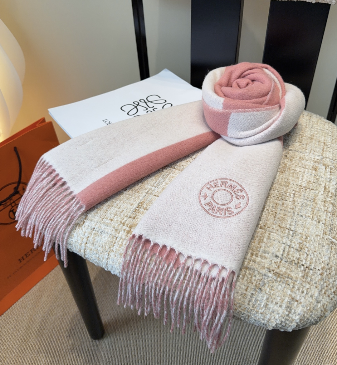 2025年Hermes · 爱马仕，难得一见的温柔配色，低调又不失优雅❗️】重点推荐❗️双边配色，一条围