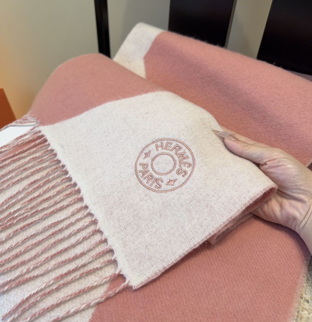 2025年Hermes · 爱马仕，难得一见的温柔配色，低调又不失优雅❗️】重点推荐❗️双边配色，一条围
