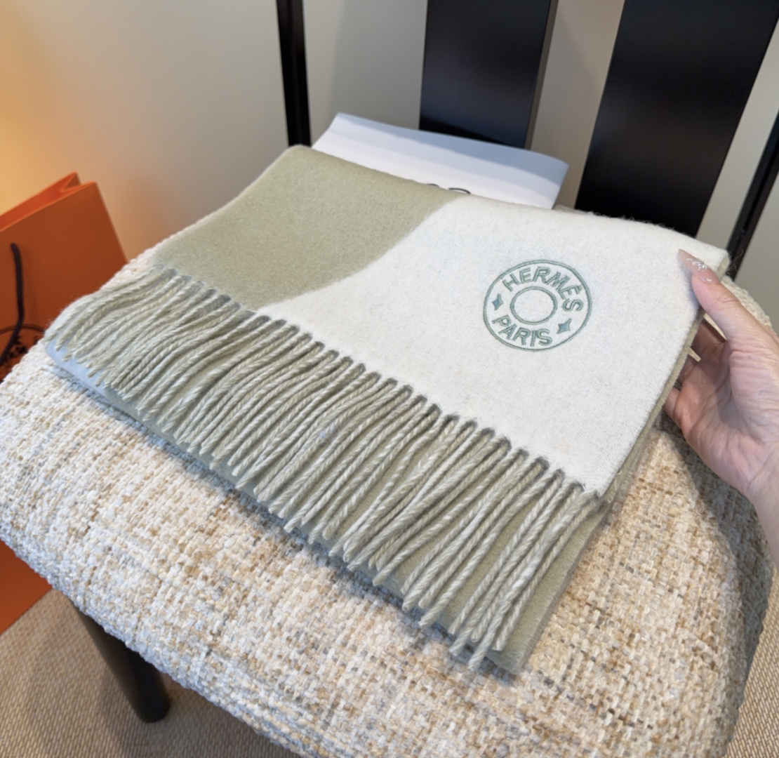 2025年Hermes · 爱马仕，难得一见的温柔配色，低调又不失优雅❗️】重点推荐❗️双边配色，一条围