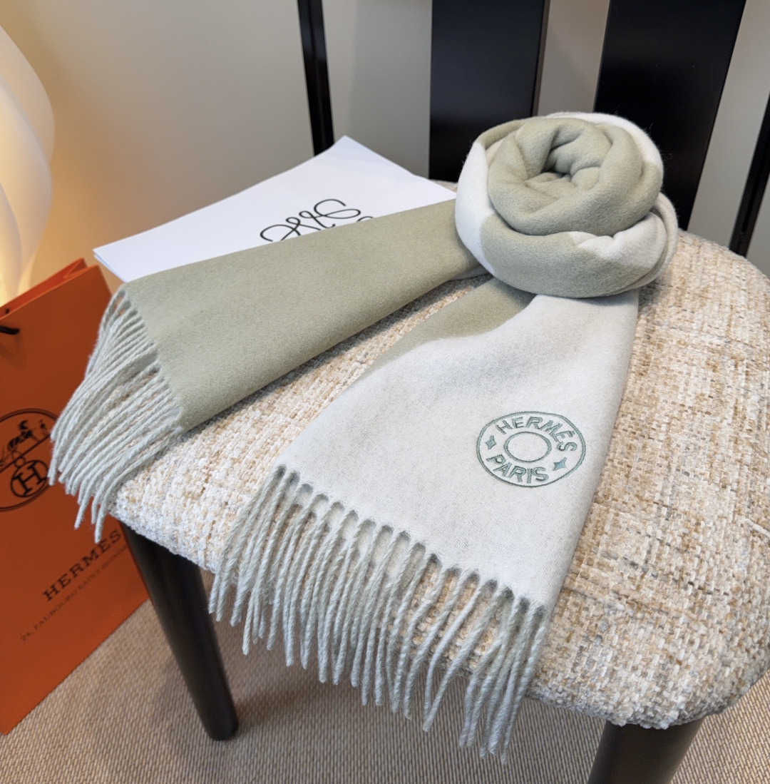 2025年Hermes · 爱马仕，难得一见的温柔配色，低调又不失优雅❗️】重点推荐❗️双边配色，一条围